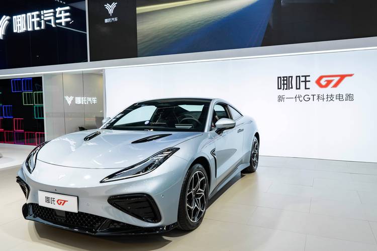 东莞298哪吒汽车在智能汽车领域的表现，领途汽车在新能源汽车市场中的影响力